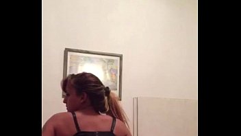 Argenta amateur tatuada bailando desnuda