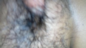 Mi mujer empinada entregando el culo y su vagina peluda muy rica